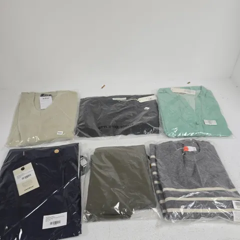 BOX OF APPROXIMATELY 15 ASSORTED CLOTHING ITEMS IN VARIOUS SIZES, COLOURS AND STYLES