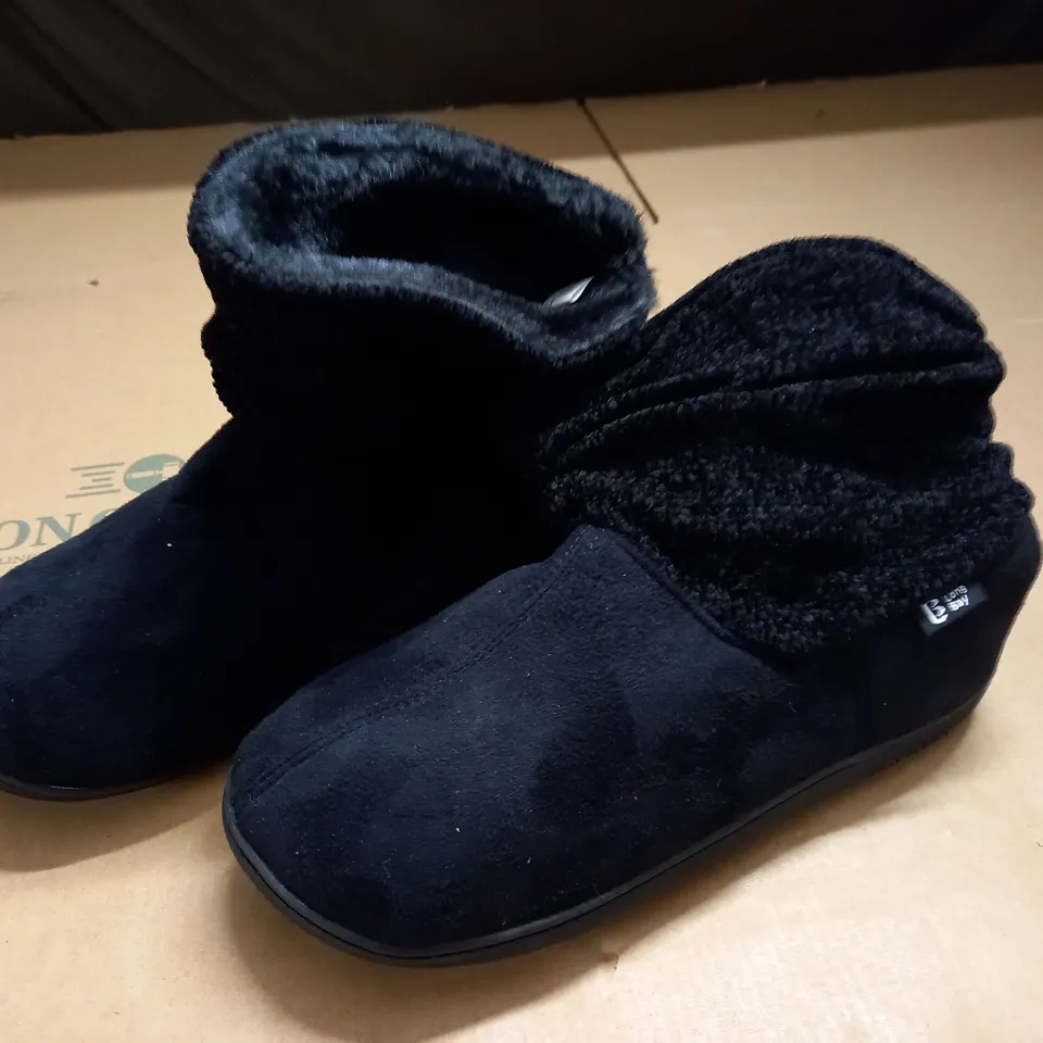 LONG BAY BLACK FABRIC BOOTS - UK 7/8