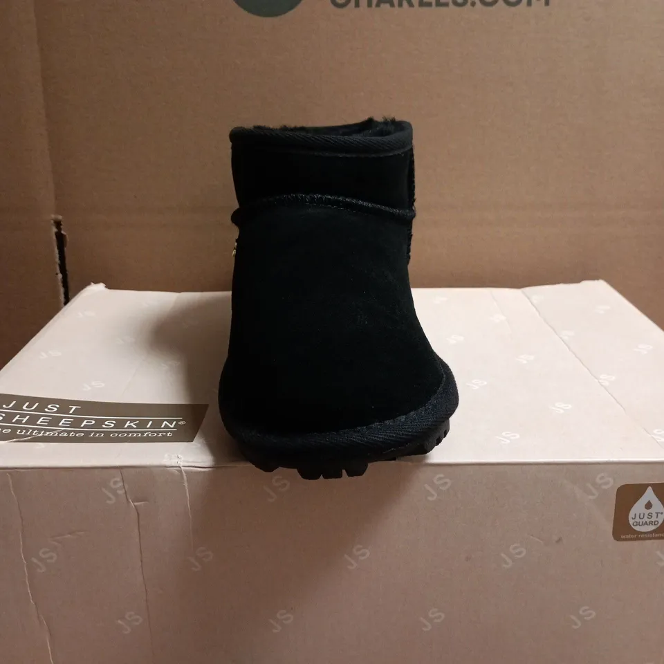 BOXED PAIR OF JUST SHEEPSKIN LADIES GRACE SLIPPERS – BLACK, UK 5 