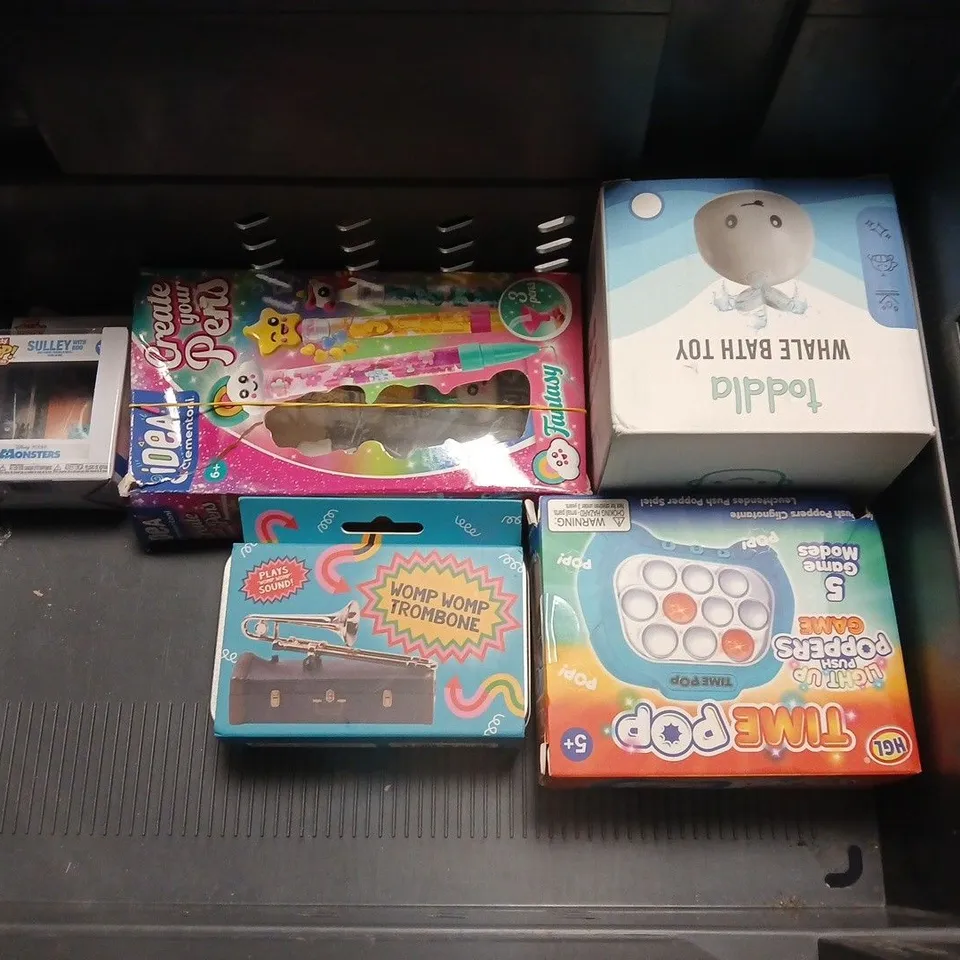 ASSORTED CHILDREN'S TOYS & GAMES TO INCLUDE KANOODLE PUZZLE, WHALE BATH TOY, TOOT-TOOT DRIVERS, SIX SECOND SCRIBBLES, KONTROLFREEK GALAXY, BITTY POP! SIMPSONS