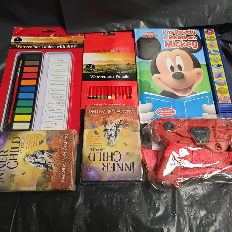 APPROXIMATELY 10 ASSORTED TOYS & GAMES PRODUCTS TO INCLUDE , MICKEY MOUSE BOOK , WATERCOLOUR PENCILS , ETC 