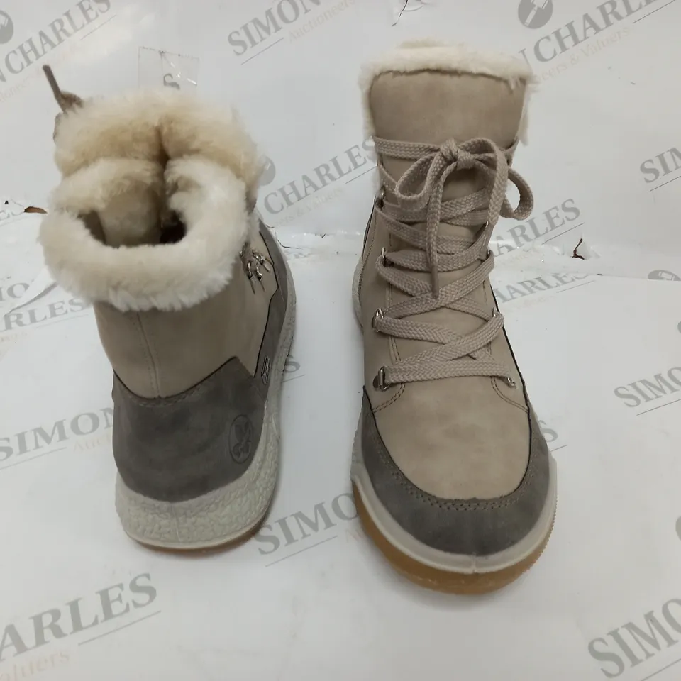 BOXED PAIR OF RIEKER ANTISTRESS WARM HIKING BOOTS SIZE 6.5 CREAM 