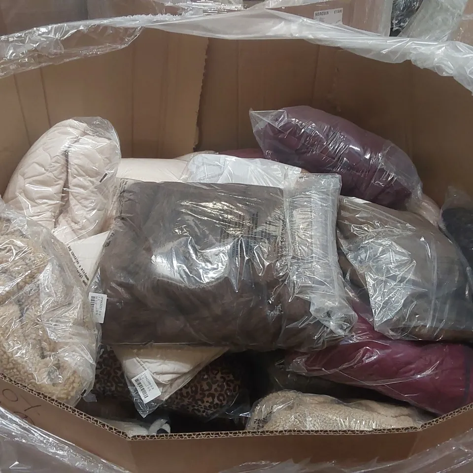 PALLET CONTAINING APPROXIMATELY 100x BRAND NEW ASSORTED DESIGNER CLOTHING ITEMS INCLUDING: SNOWDONIA JACKETS, SIMPLY BE JACKETS, PRETTY SECRETS JACKET ECT