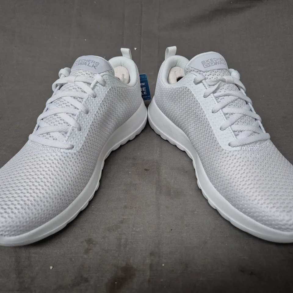 BOXED PAIR OF SKECHERS GO WALK JOY-PARADISE SHOES IN WHITE UK SIZE 5