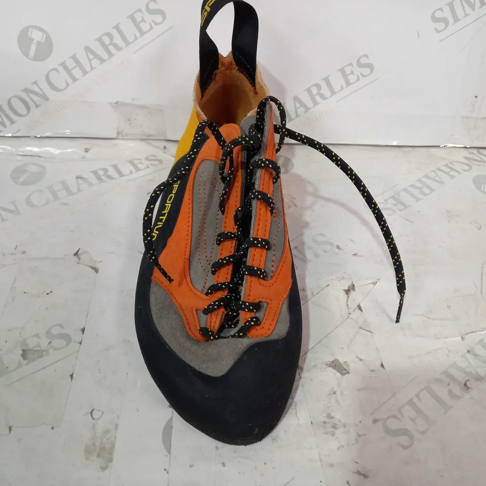 BOXED PAIR OF LA SPORTIVA 10VBO FINALE CLIMBING SHOES IN BROWN/ORANGE UK SIZE 7.5