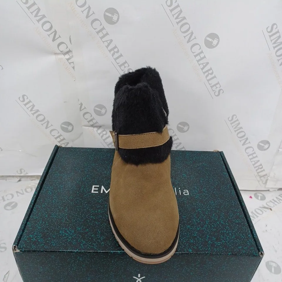 BOXED PAIR OF EMU OXLEY FUR CUFF BOOTS SIZE 7