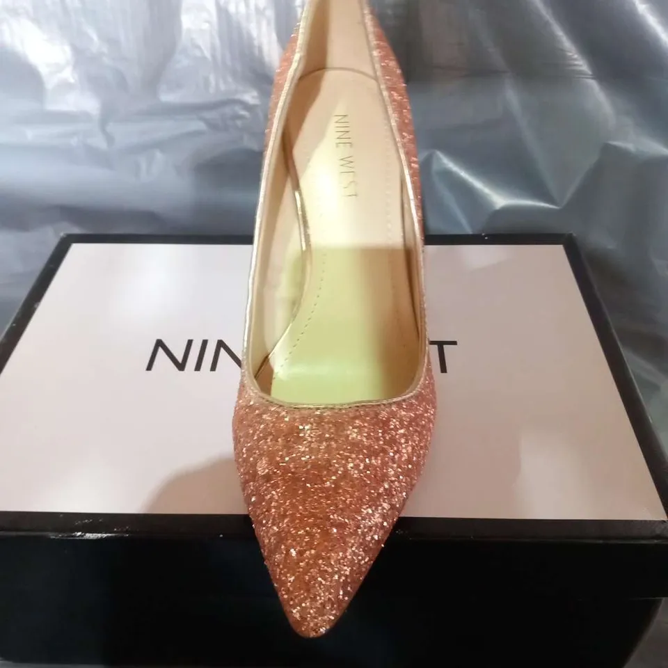 BOXED NINE WEST PALE PINK FLAGSHIP GLITTER LADIES SHOES SIZE 4