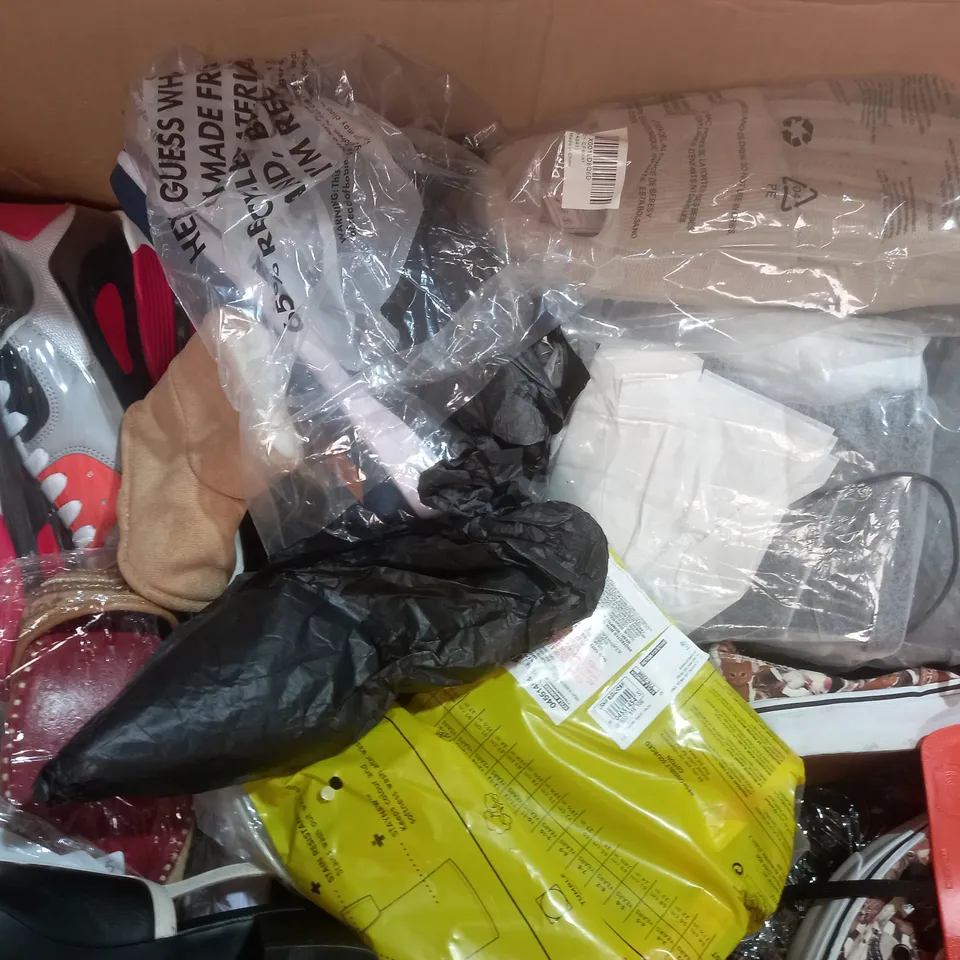 BOX OF APPROXIMATELY 10 ASSORTED PAIRS OF SHOES AND FOOTWEAR ITEMS IN VARIOUS STYLES AND SIZES TO INCLUDE GEORGE, 2S STYLO, ETC