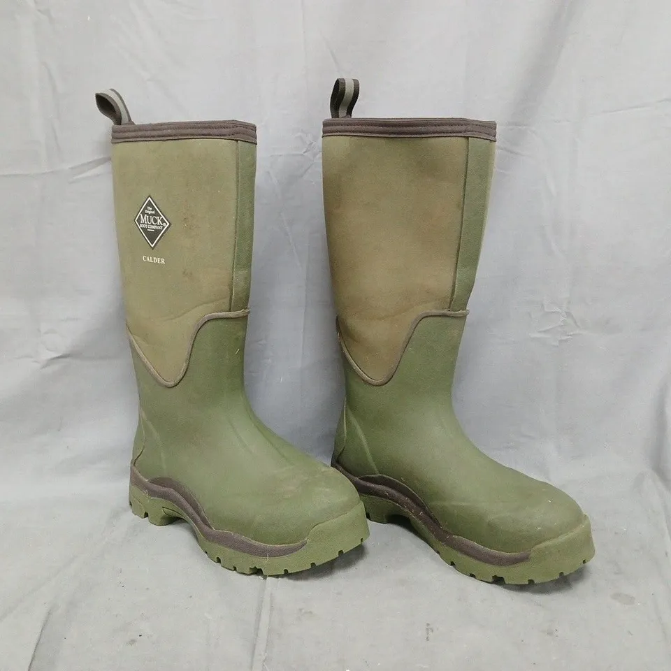 BOXED PAIR OF MUCK BOOTS UNISEX CALDER BOOTS IN KHAKI SIZE 5