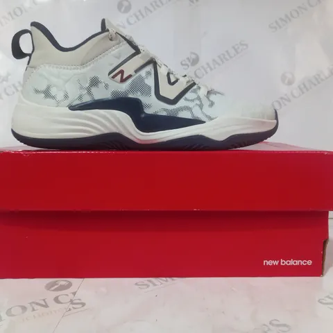 BOXED PAIR OF NEW BALANCE SHOES IN OFF WHITE/NAVY UK SIZE 8