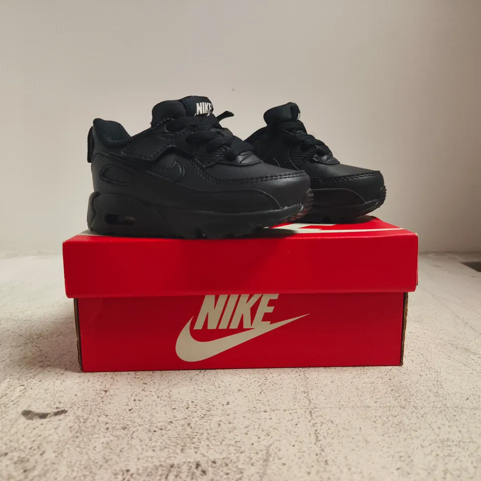 BOXED PAIR OF NIKE AIR MAX 90 EASYON TRAINERS IN BLACK SIZE UK KID'S 5.5