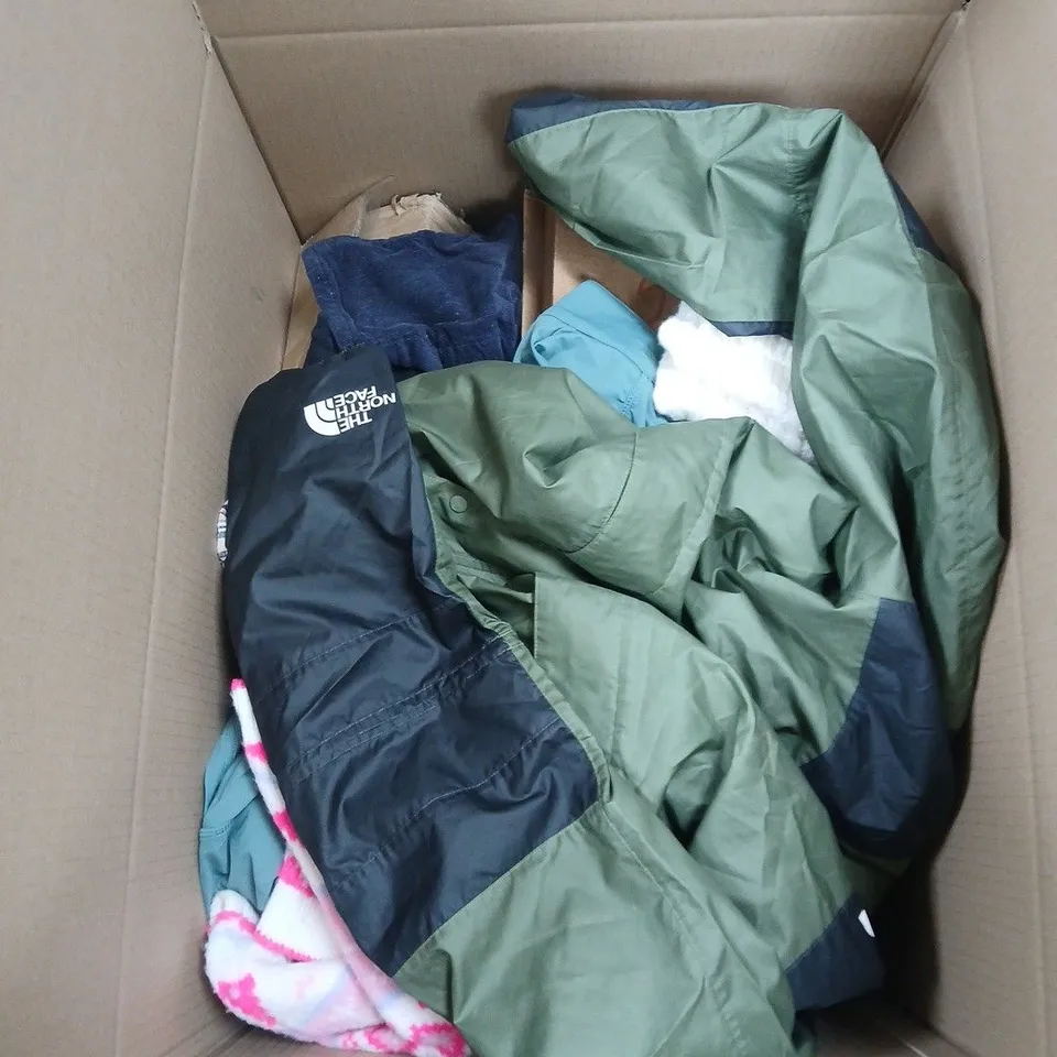 BOX OF APPROXIMATELY 10 ASSORTED ITEMS INCLUDING AN EDDIE STOBART MODEL, 10 DVD RW AND A BLACK AND BURN LUNCH BOX