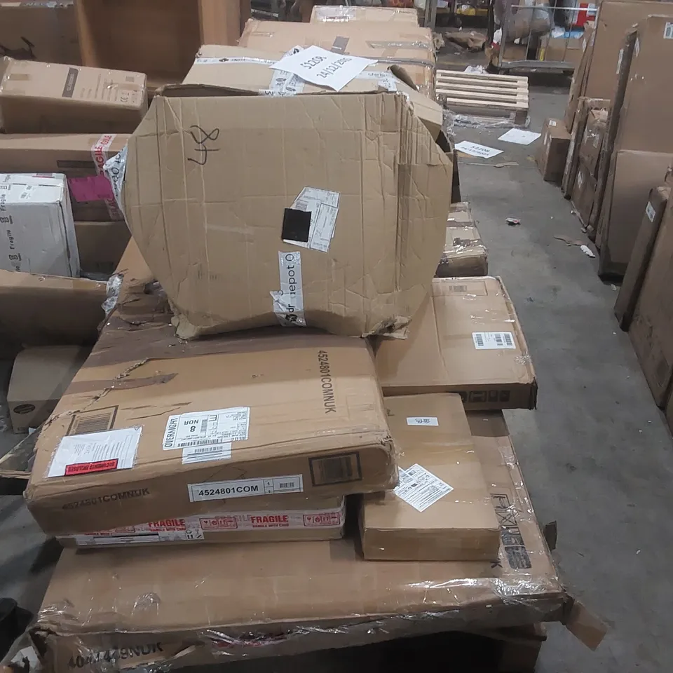 PALLET CONTAINING A LARGE QUANTITY OF ASSORTED DESIGNER FURNITURE PARTS 