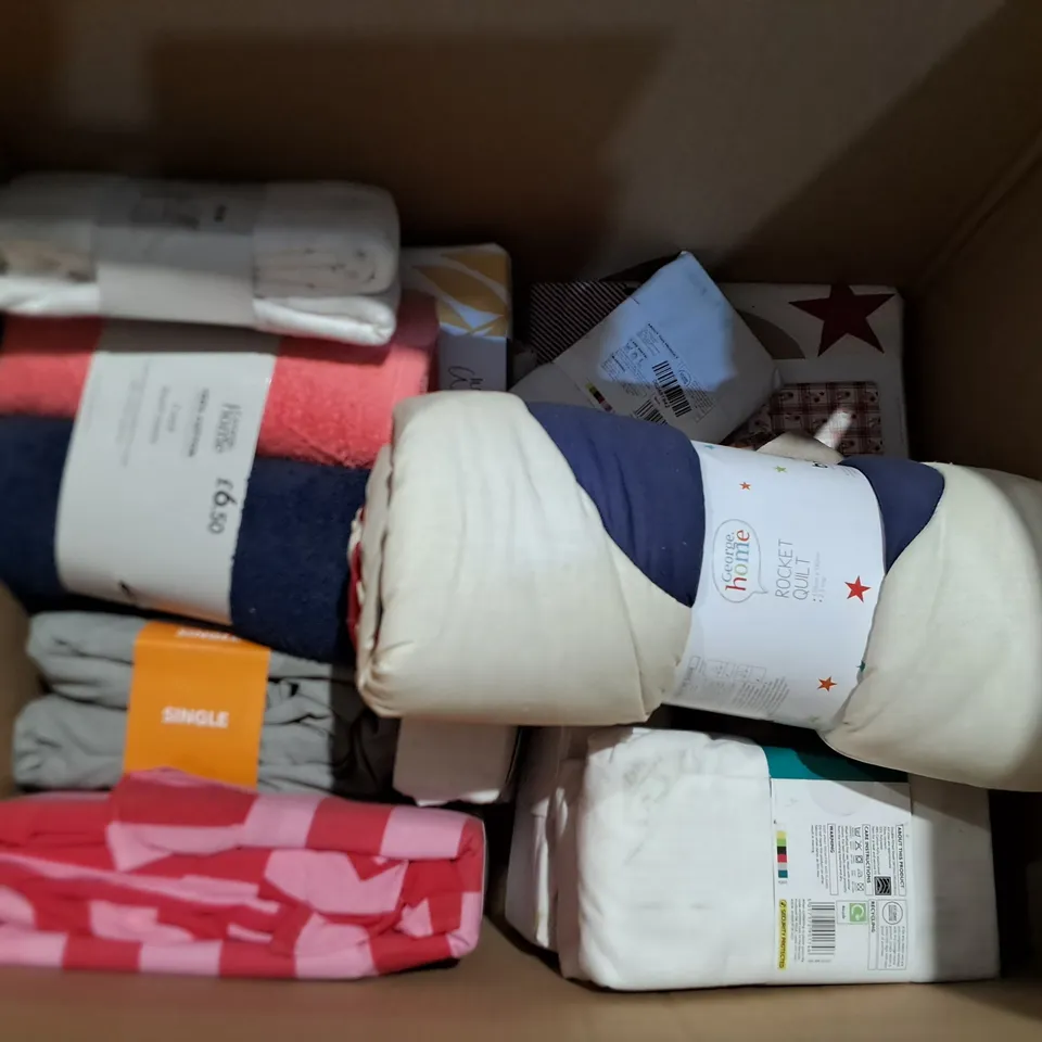 LOT OF APPROXIMATELY 20 ASSORTED BEDDING AND SOFT FURNISHING  ITEMS TO INCLUDE DUVETS, TOWELS AND QUILT