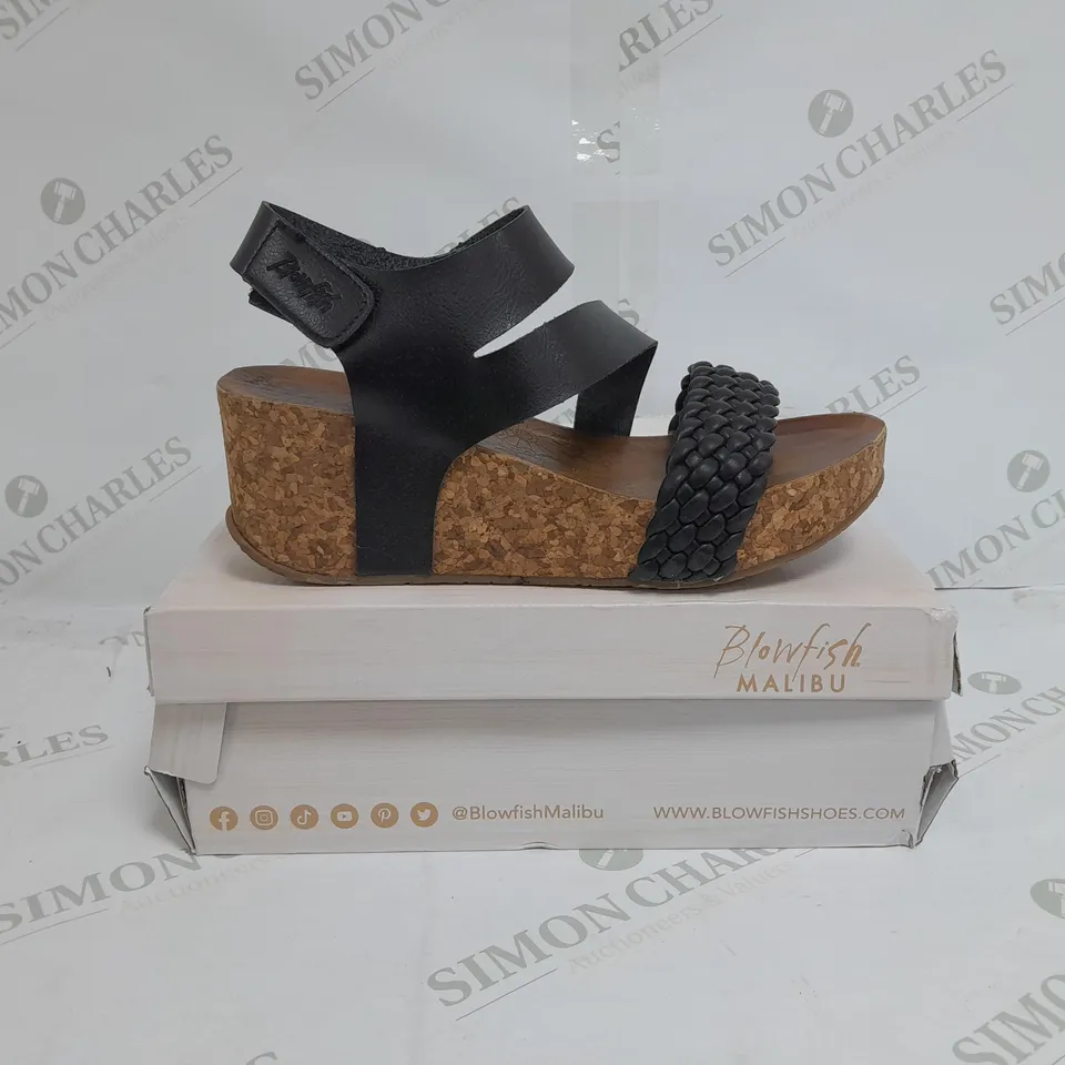 BOXED PAIR OF SKECHERS SANDALS IN BLACK SIZE 6