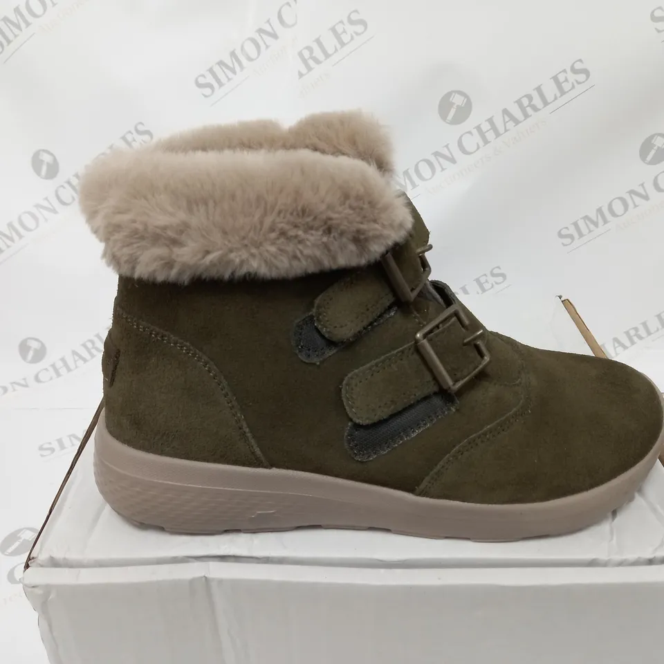 PAIR OF SKECHERS WINTER FLING ON THE GO BOOTS OLIVE SIZE 5
