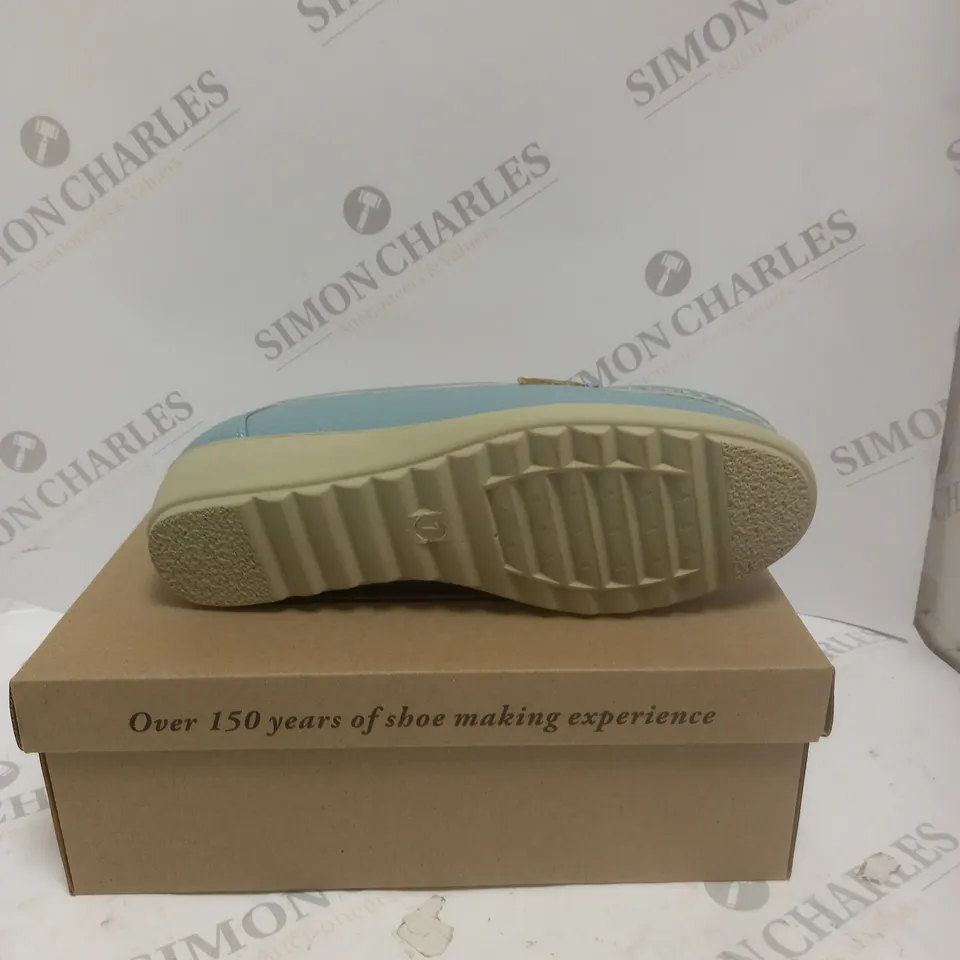 BOXED PAIR OF CUSHION WALK TASSLE LOAFERS IN BLUE - SIZE 7