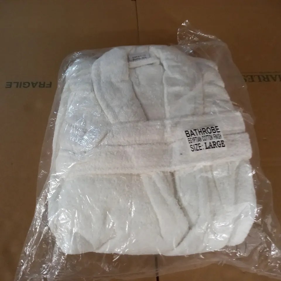 WHITE LARGE BATHROBE