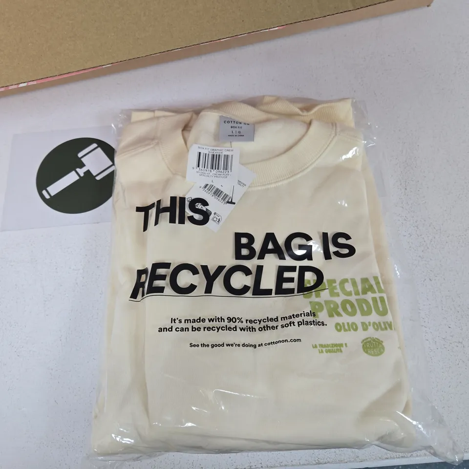 BOX OF APPROXIMATELY 15 ASSORTED CLOTHING ITEMS TO INCLUDE: BOX FIT GRAPHIC CREW SWEATER