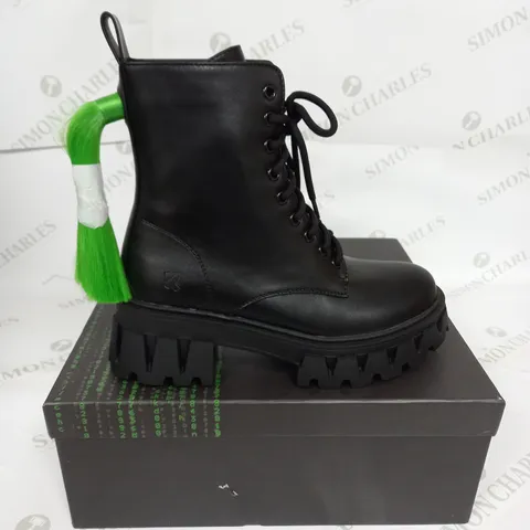 BOXED KOI VITA THE INK OF FEAR GREEN HAIR BOOTS SIZE 3