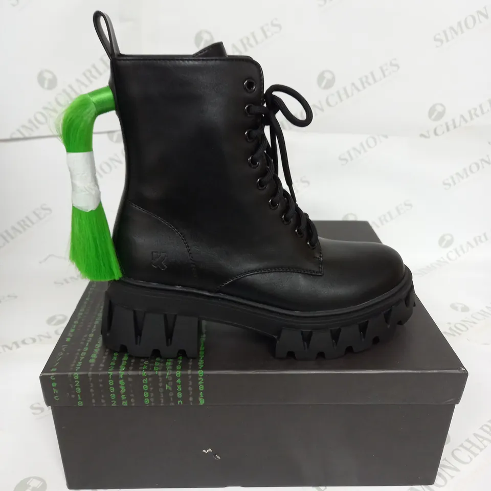 BOXED KOI VITA THE INK OF FEAR GREEN HAIR BOOTS SIZE 3