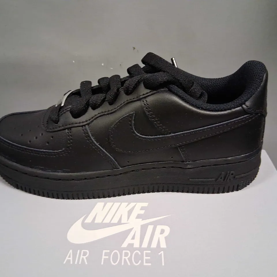 BOXED NIKE AIR FORCE 1 LE(GS) SIZE 2