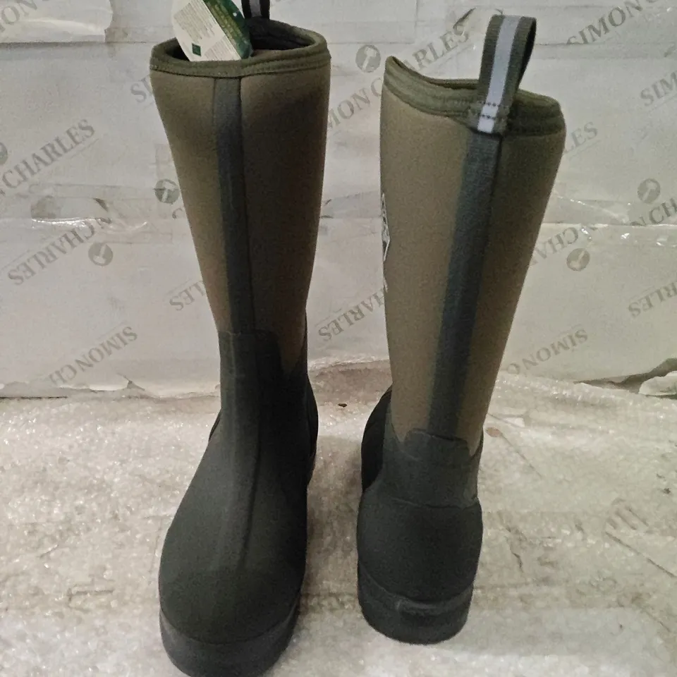 MUCK BOOT COMPANY CHORE ALL CONDITIONS MOSS/MOSS MEN'S WORK BOOTS (UK 9)