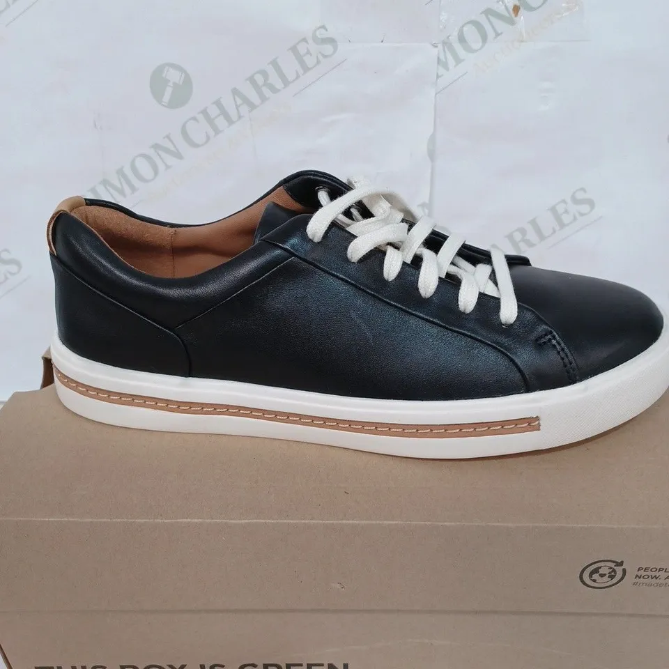 BOXED PAIR OF CLARKS WOMEN'S UN MAUI LACE BLACK LEATHER SHOES / SIZE: 6 UK 