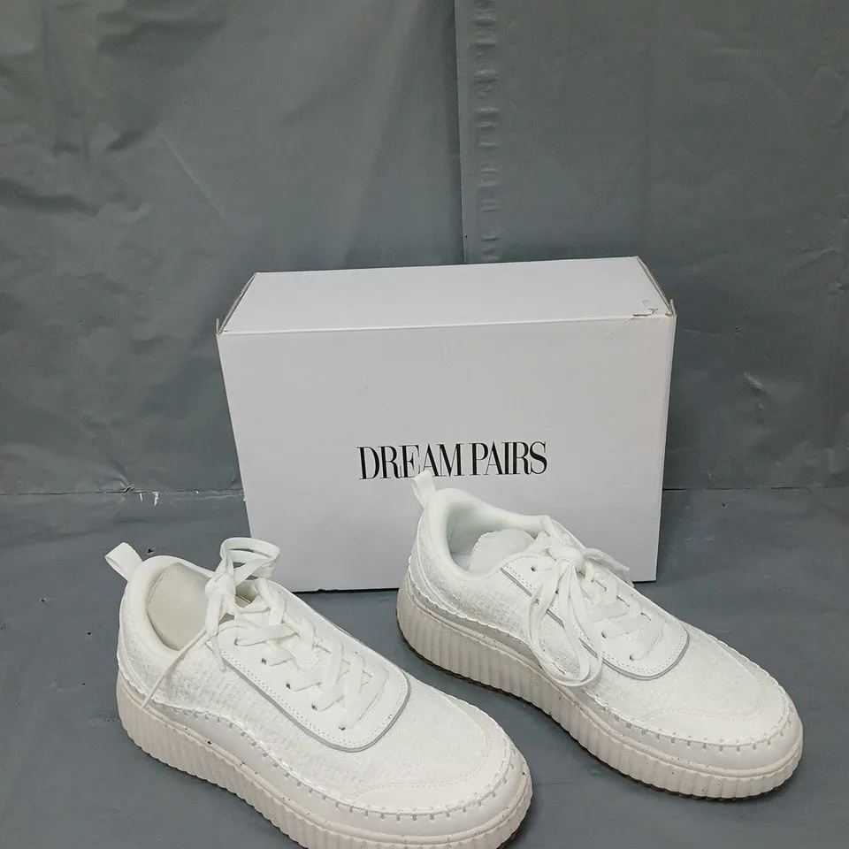 BOXED PAIR OF DREAM PAIRS WHITE LACE UP TRAINERS WOMENS UK 7.5 - DXW4JEEB