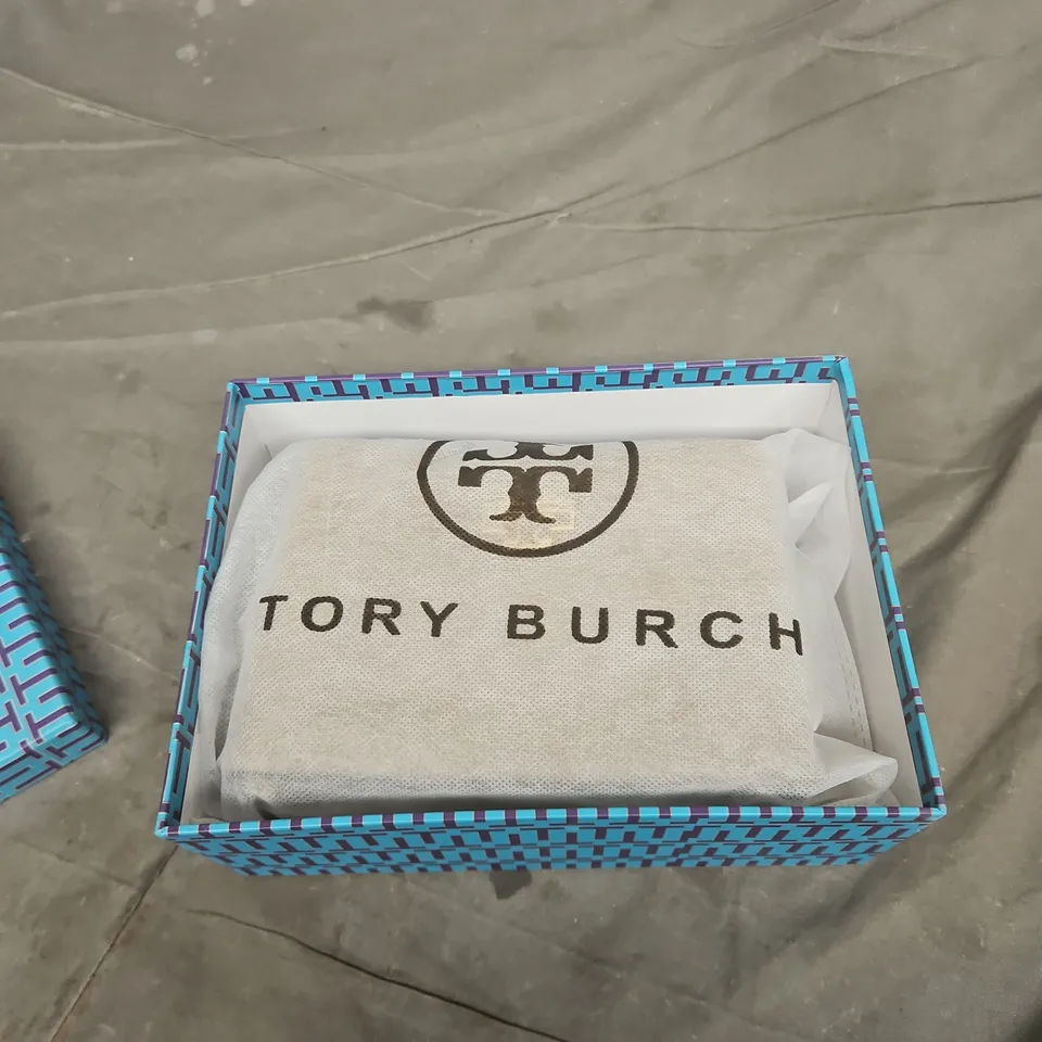 TORY BURCH - BEIGE PEBBLED LEATHER SHOULDER BAG WITH GOLD LOGO – BOXED