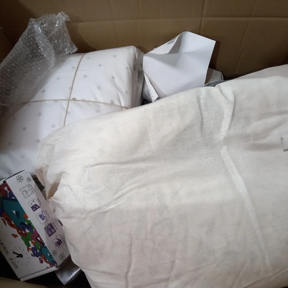 BOX OF APPROXIMATELY 9 ASSORTED ITEMS TO INCLUDE - HAMBURGER PRESS - DIY CLOCK - ELECTRIC SALT & PEPPER MILL ECT