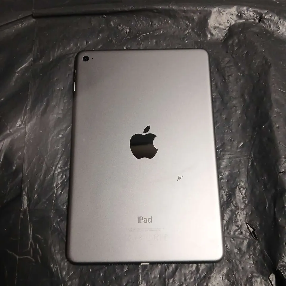 APPLE IPAD A1538 – SILVER TABLET 