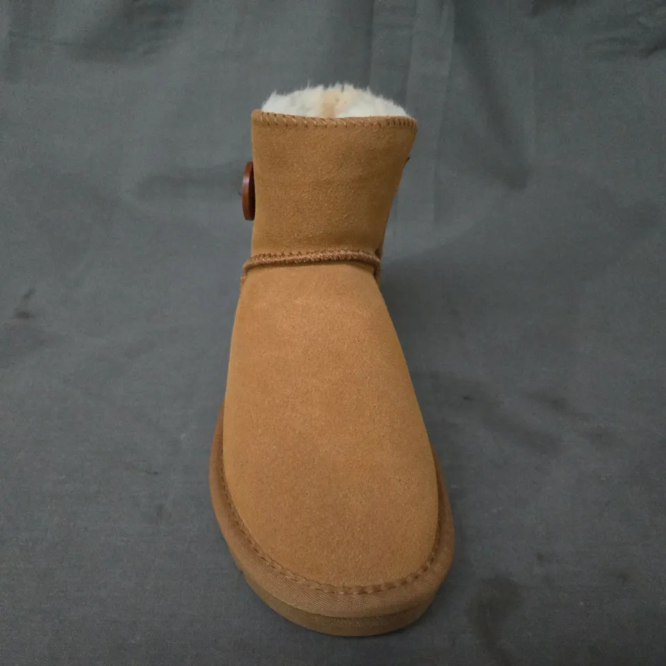 BOXED PAIR OF UGG SHOES IN CHESTNUT UK SIZE 6