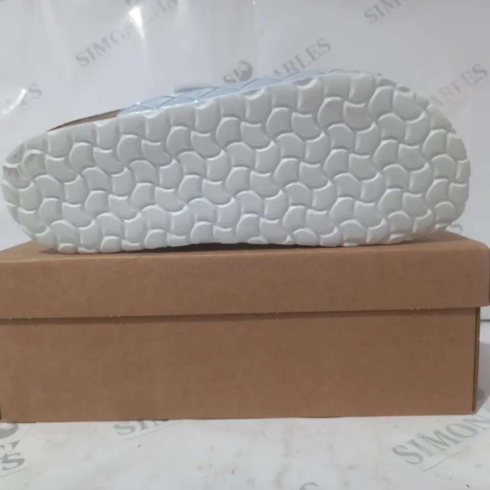 BOXED PAIR OF BONOVA OPEN TOE SANDALS IN LIGHT BLUE SIZE 7
