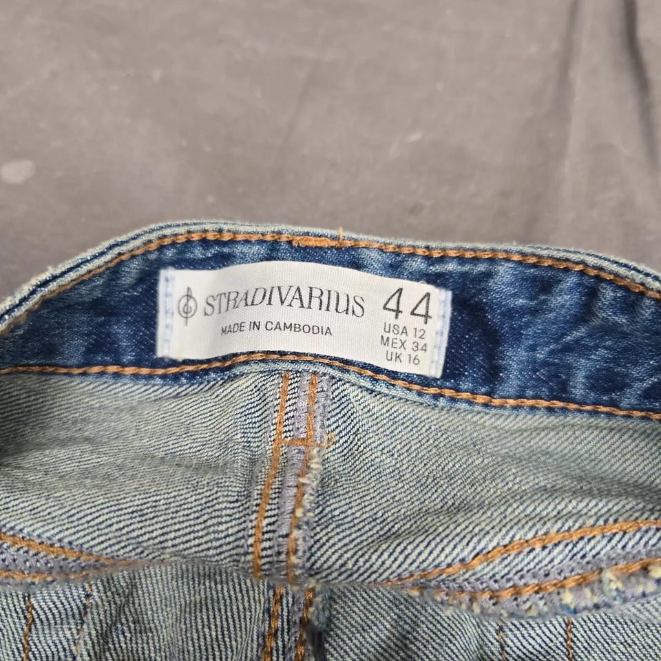 STRADIVARIUS WOMEN'S DENIM JEANS – UK 16, LIGHT BLUE WASH