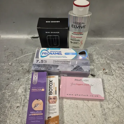 APPROXIMATELY 20 ASSORTED HEALTH & BEAUTY PRODUCTS TO INCLUDE BEE VENOM FACE CREAM, SENSODYNE, MINI SHAVER ETC 