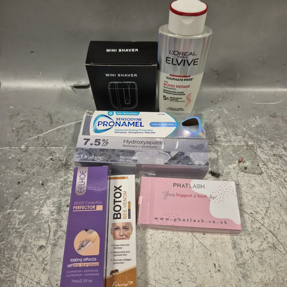APPROXIMATELY 20 ASSORTED HEALTH & BEAUTY PRODUCTS TO INCLUDE BEE VENOM FACE CREAM, SENSODYNE, MINI SHAVER ETC 