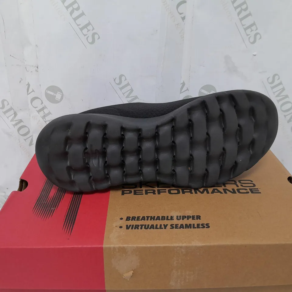 BOXED PAIR OF SKECHERS GO WALK TRAINERS IN BLACK SIZE 5