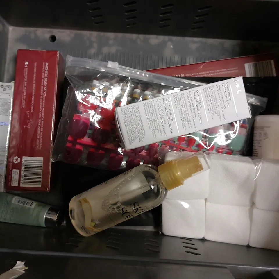 BOX OF APPROX 10 COSMETIC ITEMS TO INCLUDE REAL TECHNIQUES BRUSH SET, HAIR TURBAN PACK, WIG CAP