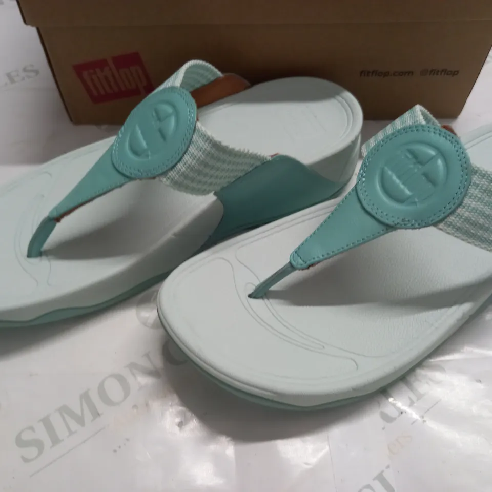 BOXED PAIR OF FITFLOP WALKSTAR FINESTRIPE TOE POST SANDALS IN SEA FOAM GREEN - UK 6.5