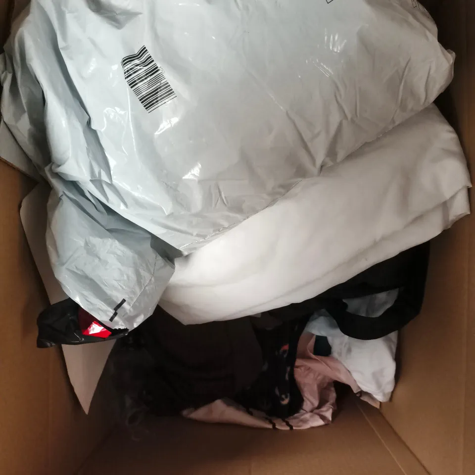 APPROXIMATELY 20 ASSORTED CLOTHING & HOUSEHOLD PRODUCTS TO INCLUDE TROUSERS, CUSHION, CURTAINS ETC