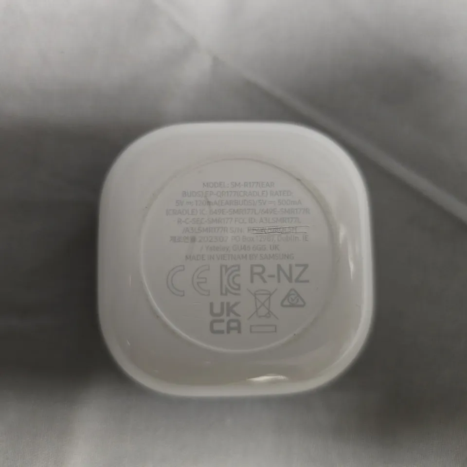 SAMSUNG WIRELESS EARBUDS WITH CHARGING CASE – WHITE (SM-R177)