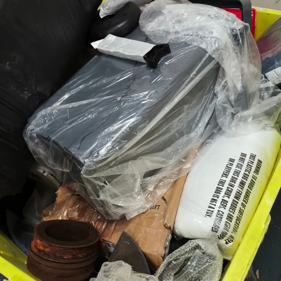 PALLET OF ASSORTED HOUSEHOLD ITEMS TO INCLUDE PILLOW, WEIGHT PLATES AND CAR PARTS - COLLECTION ONLY