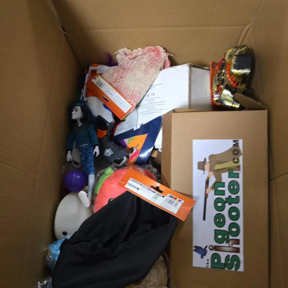 BOX OF APPROXIMATELY 20 ASSORTED TOYS INCLUDING LITTLE DUTCH PLAYSET PETS , ADULT GREEN SCARY MASK AND HORROR EMPORIUM LARGE MAKEUP SET 