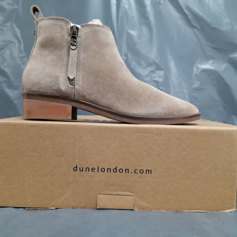 BOXED PAIR OF DUNE LONDON 149 PROGRESS CROPPED HEIGHT ANKLE BOOTS IN BEIGE SIZE 5