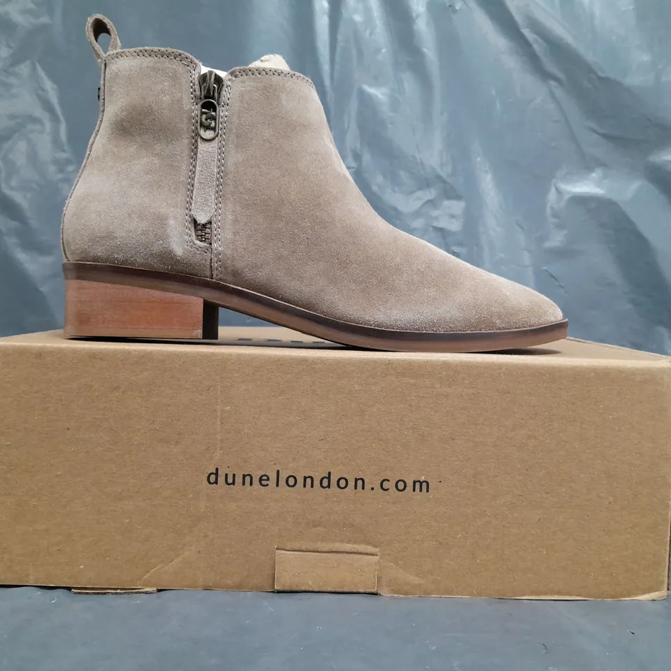 BOXED PAIR OF DUNE LONDON 149 PROGRESS CROPPED HEIGHT ANKLE BOOTS IN BEIGE SIZE 5