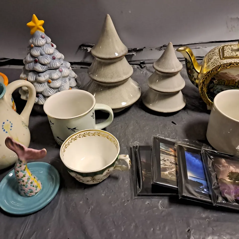 LOT OF ASSORTED HOUSEHOLD ITEMS TO INCLUDE CUPS, TEAPOT AND PLATES