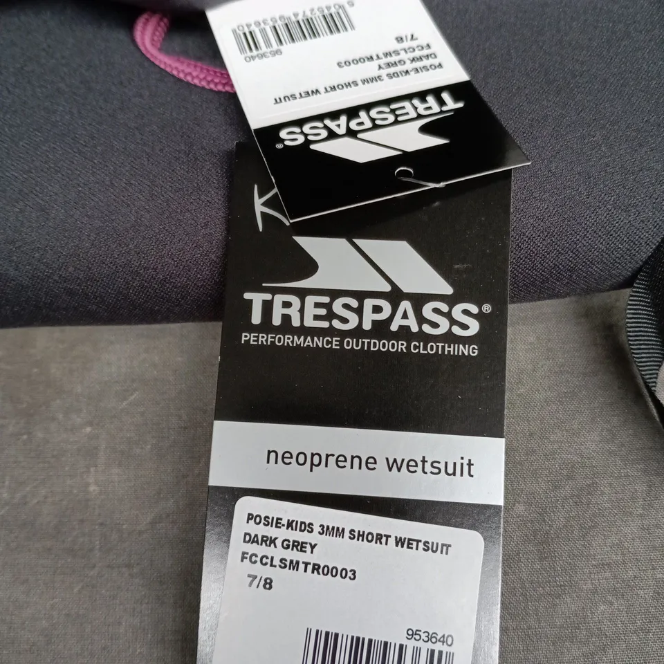 TRESPASS KIDS 3MM NEOPRENE SHORT WETSUIT – DARK GREY WITH PINK SEAMS, UK 7-8