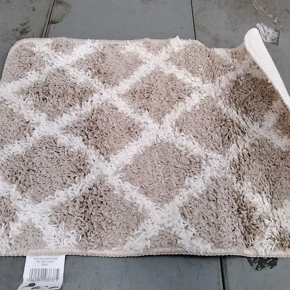 BRAND NEW DEGEORGE BATH MAT - 40CM X 55CM 