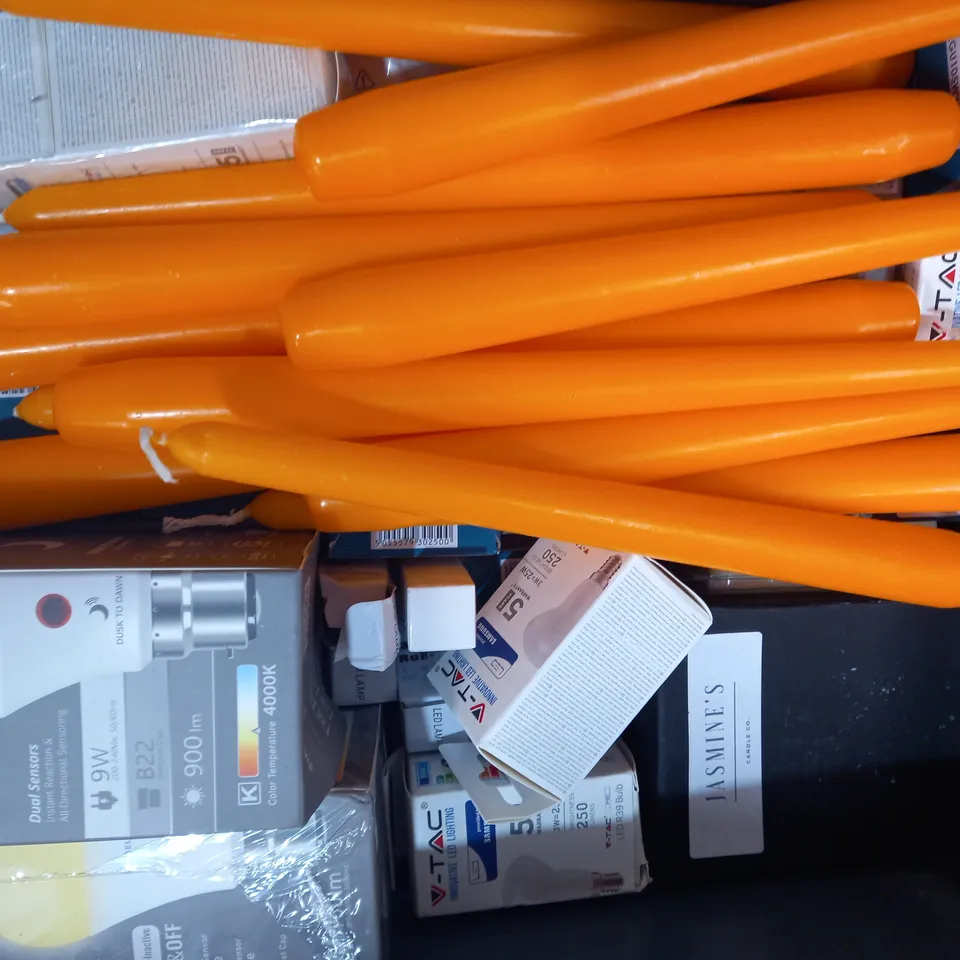 BOX OF APPROXIMATELY 15 ASSORTED HOUSEHOLD ITEMS TO INCLUDE SINCELIGHT 2.0 BULBS, R7S LED LAMP, SCENTED TEALIGHTS, ETC